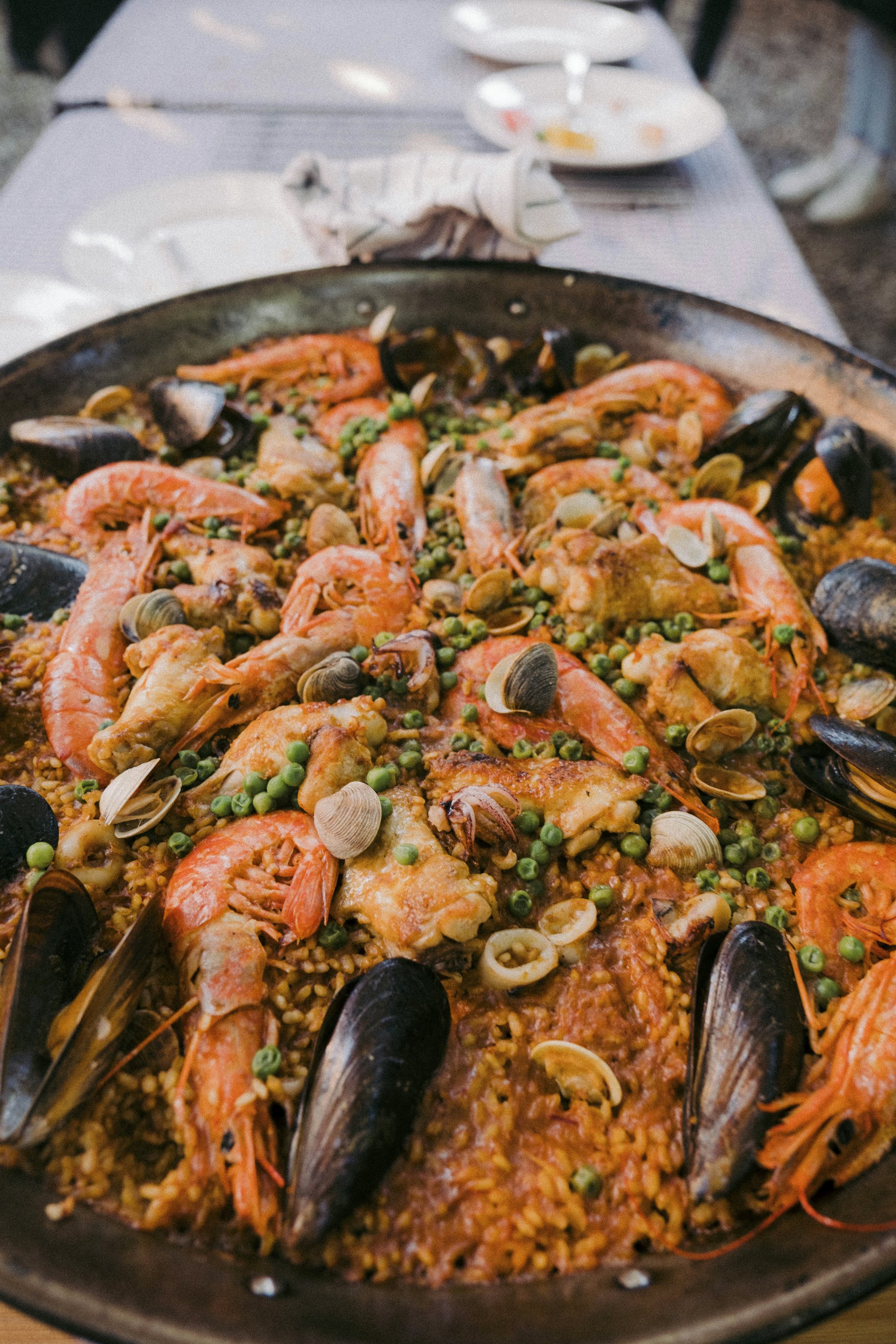 Paella de marisco recién hecha con gambas, mejillones y almejas