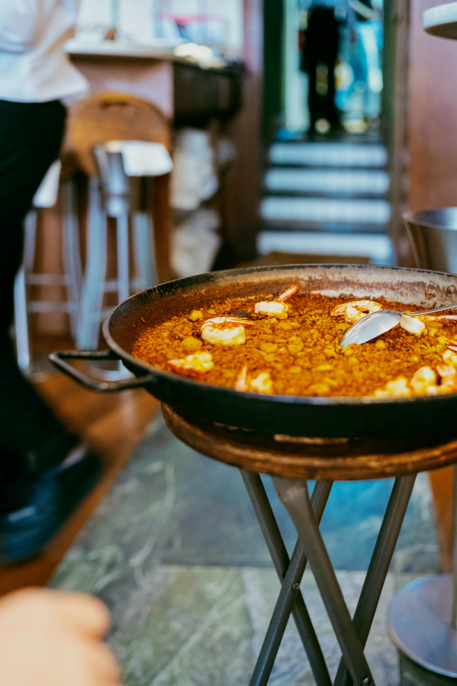 Arroz meloso con gambas servido en la paellera