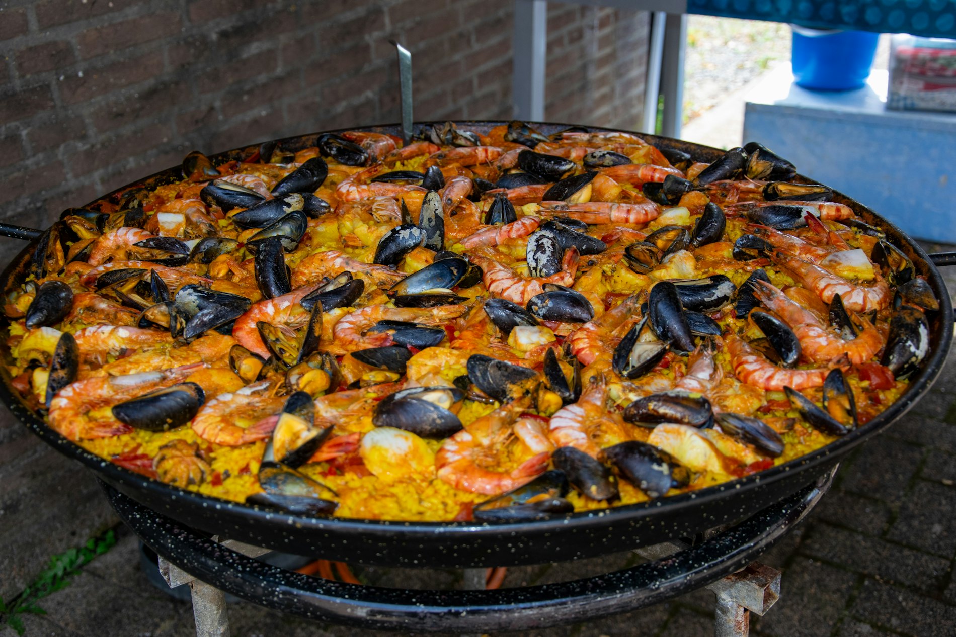 Paella grande de marisco con gambas y mejillones para muchos comensales
