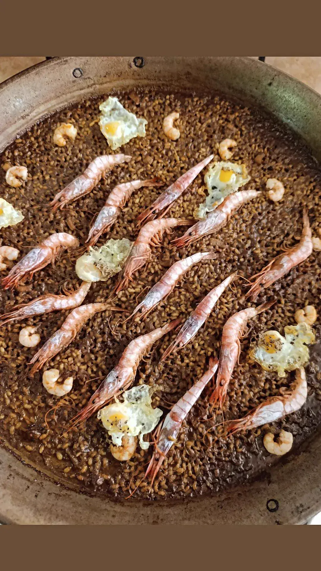 Arroz de autor con gambas y huevos de codorniz