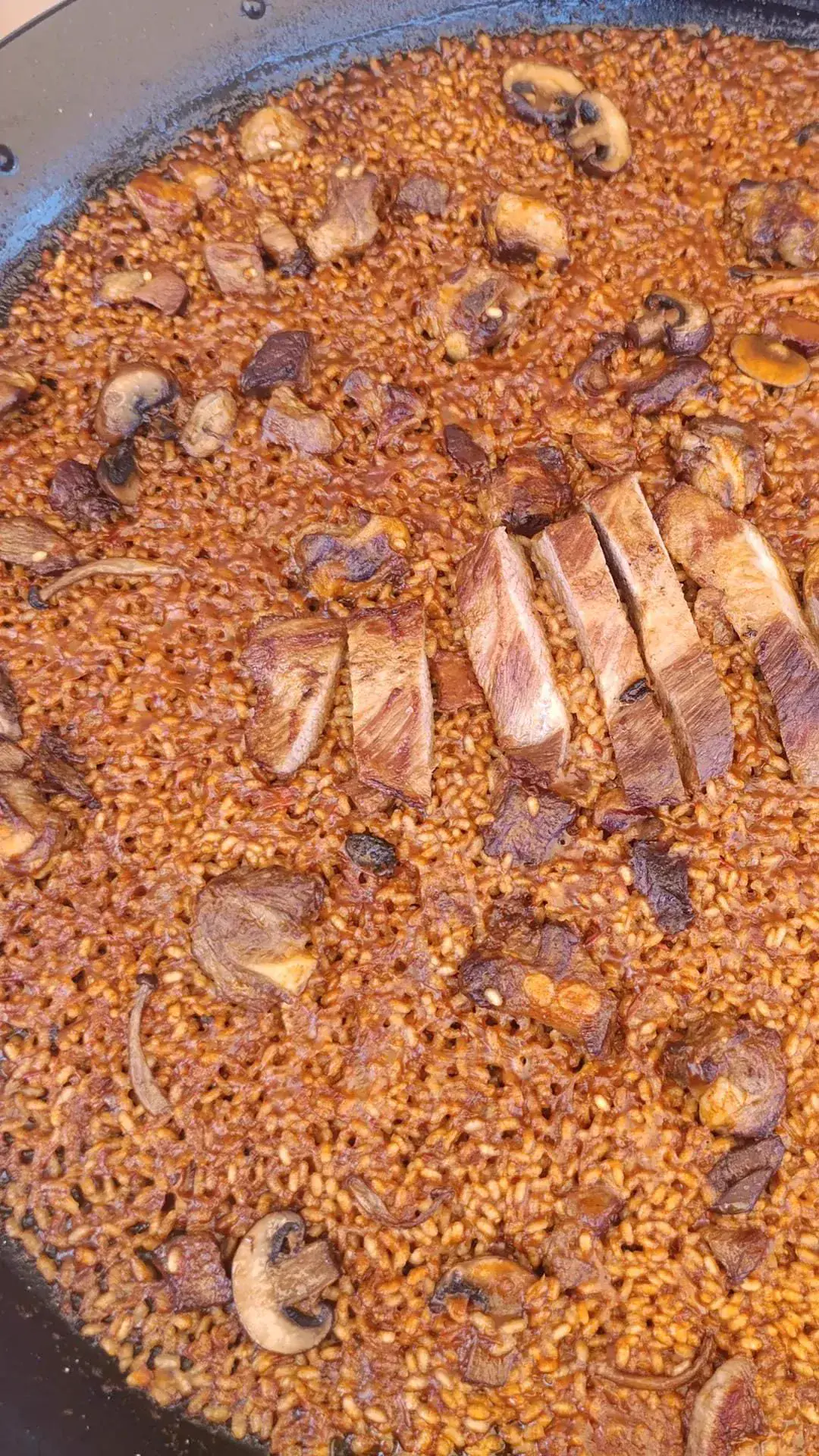 Arroz de autor con secreto ibérico y socarrat