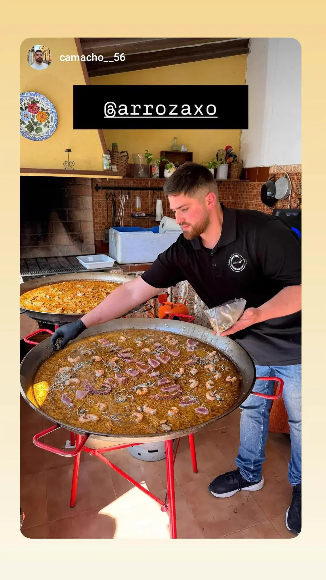 Story de un cliente con Pedro sirviendo la paella