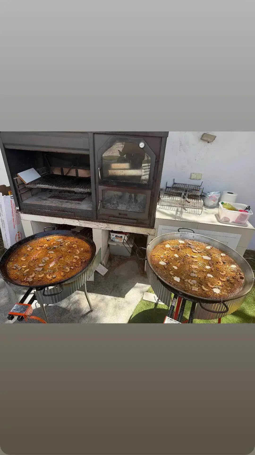 Dos arroces cociéndose en horno de leña