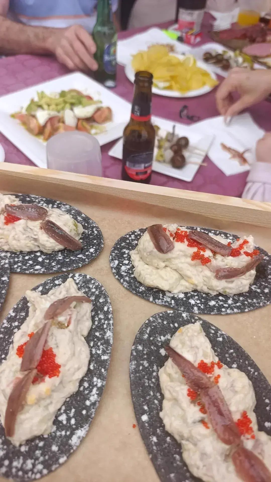 Tapas de marinera con anchoa emplatadas