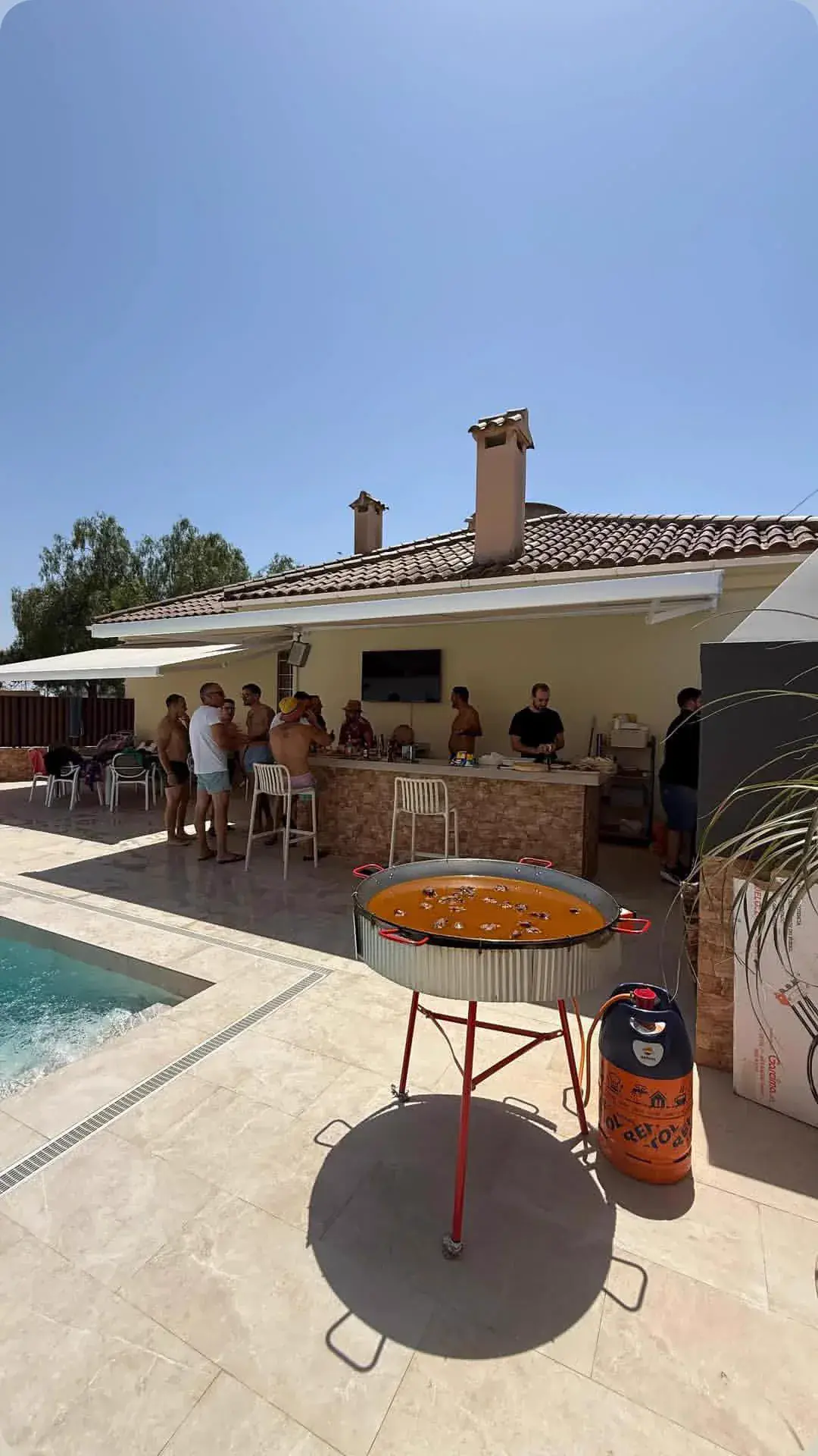 Celebración con paella junto a la piscina